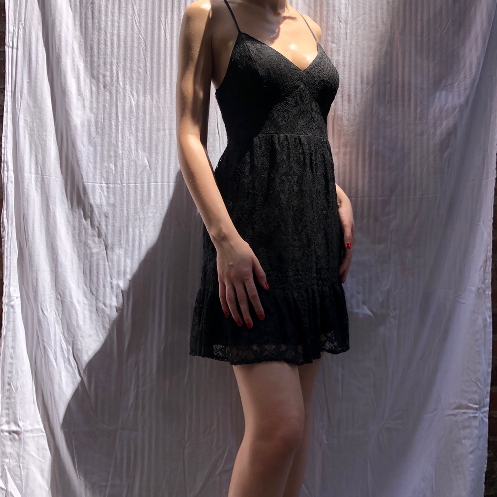 Black lace mini-midi spaghetti strap dress 🤩